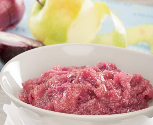 Guarnición de cebolla roja y manzana