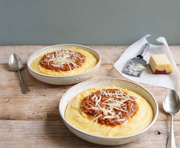 Polenta cremosa con salsa boloñesa