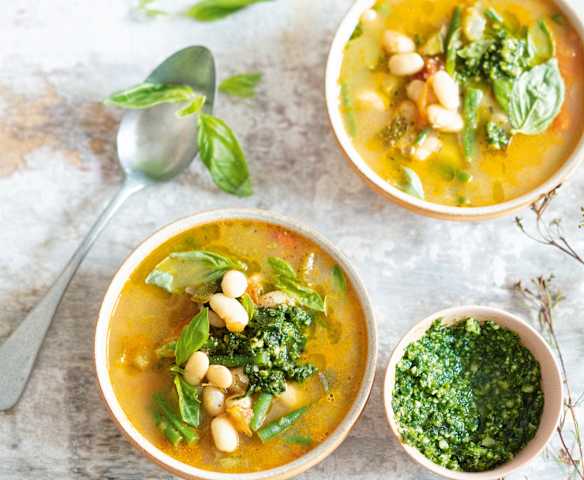 Soupe printanière courgettes, haricots, pesto Soupe printanière courgettes, haricots, pesto