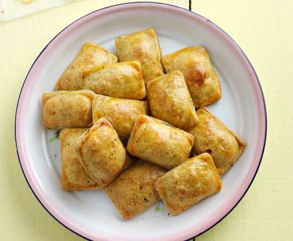 Pastéis de carne picada e beringela marinada