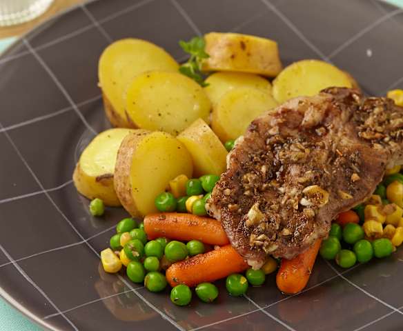 Vepřové maso na česneku se zeleninou a bramborami