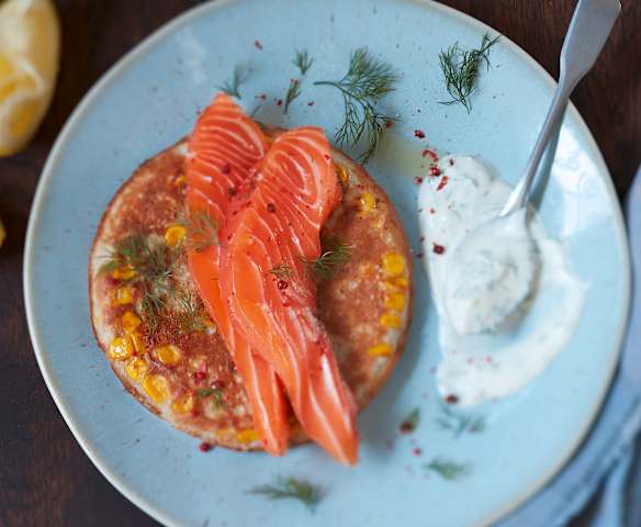Blinis au sarrasin et au maïs, saumon mariné