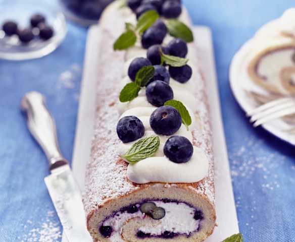 Blaubeer-Biskuitrolle