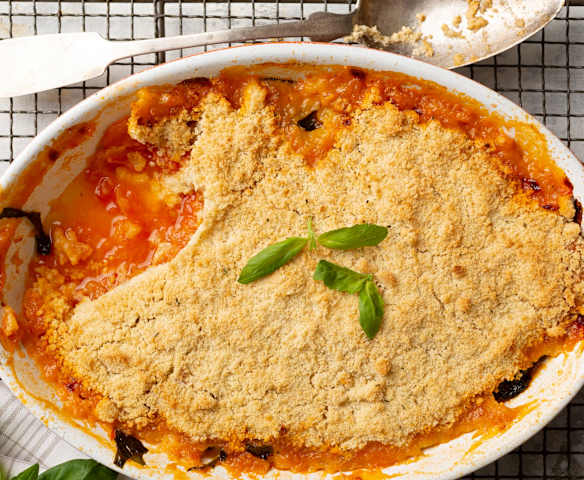 Crumble de tomates y albahaca