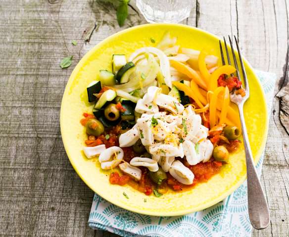 Sałatka prowansalska z kalmarami