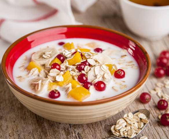 Porridge mit frischen Früchten