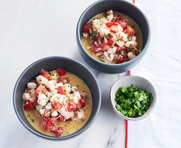 Ceviche de camarão com tomate