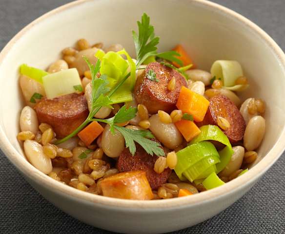 Dinkel-Gemüse-Topf mit Sojawürstchen