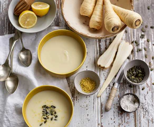 Sopa de pastinaca, alho e nabo