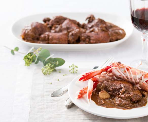 Pollo al chocolate con cigalas y boletus