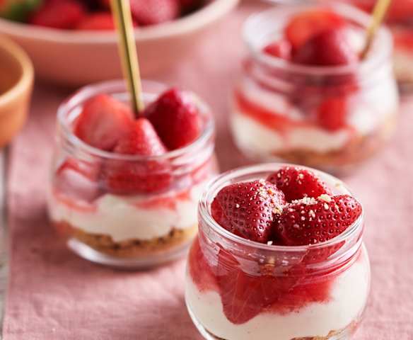 Fresas con mousse de queso y chocolate blanco al vacío