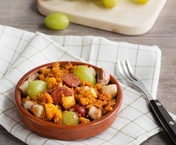 Migas con chorizo y uvas