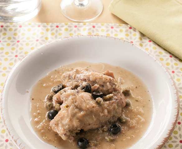 Conejo con aceitunas negras y alcaparras