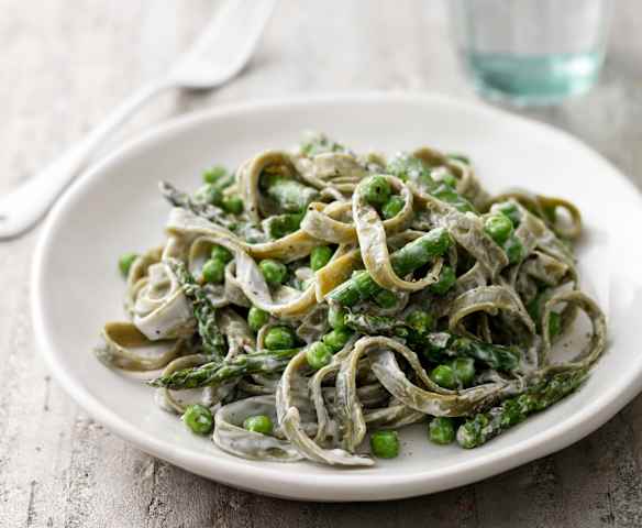 Makaron ze szparagami i zielonym groszkiem