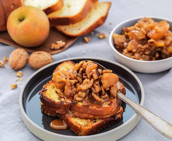 Brioche perdue aux pommes, caramel et noix