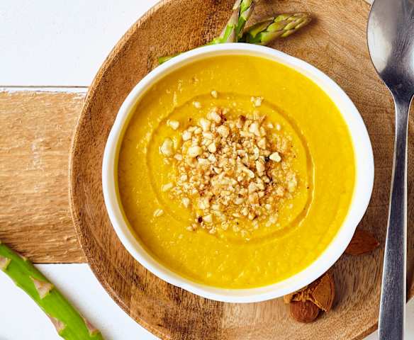 Passato di carote e asparagi con mandorle