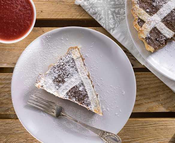 Pastiera cioccolato e Rum con coulis di fragole