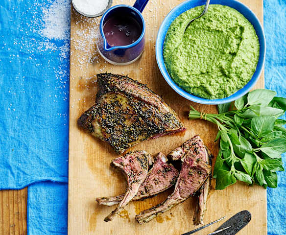 Costeletas de borrego e puré de ervilhas e espinafres