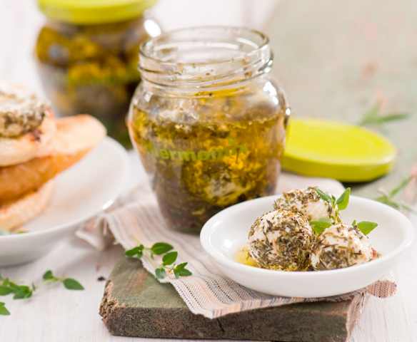 Čerstvý sýr z jogurtu marinovaný v bylinkovém oleji