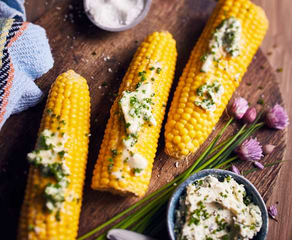 Maiskolben mit Schnittlauch-Zitronenbutter