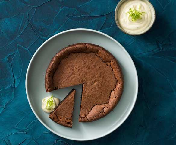 Chocolate cake with lime cream Chocolate cake with lime cream