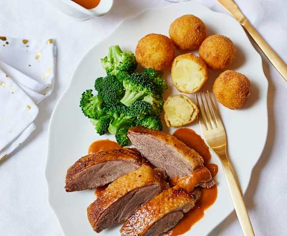 Weihnachtsgans mit Kartoffelbällchen und Brokkoli