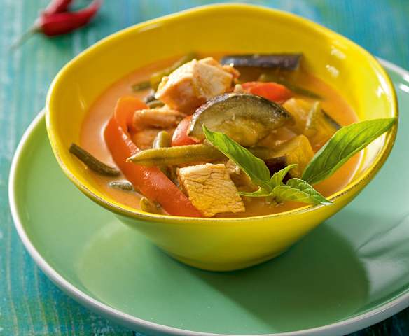 Rotes Thai-Curry mit Geflügel