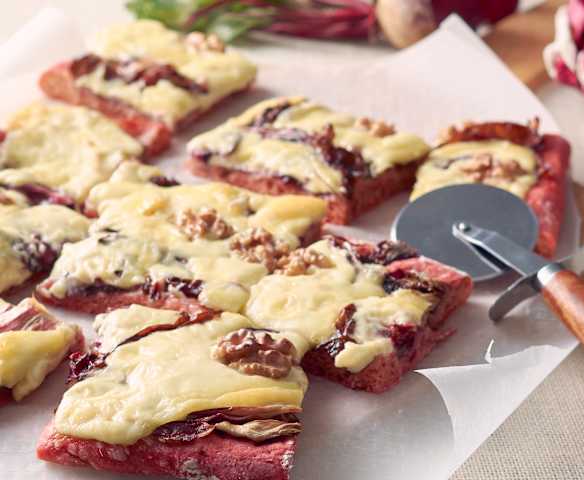 Pizza morada con achicoria y nueces