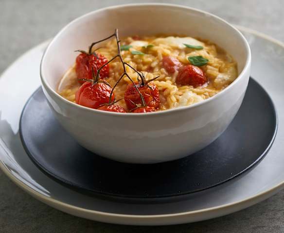 Risoto de alho com tomate-cereja e mozarela