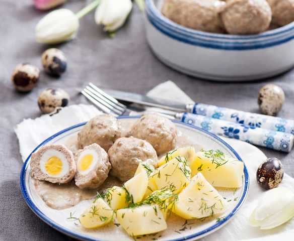 Pulpety z jajkami przepiórczymi w sosie pieczarkowym