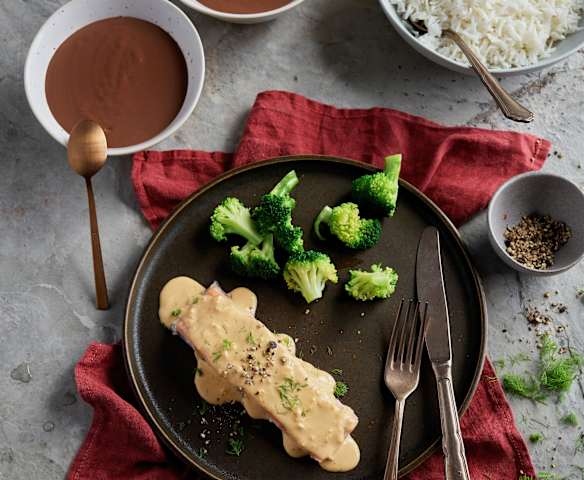 Łosoś z ryżem, brokułami i sosem koperkowym; Budyń czekoladowy