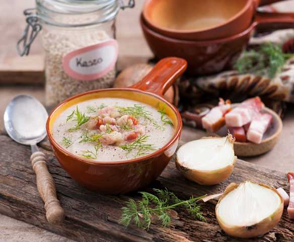 Bryjka jęczmienna z boczkiem i cebulą