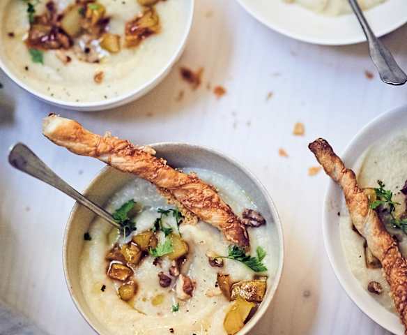 Velouté de céleri à la poire et aux noix