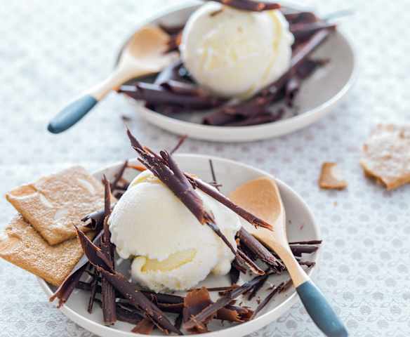 Glace à la fève tonka et copeaux de chocolat