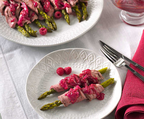 Ataditos de solomillo ibérico con salsa de frambuesas