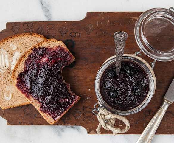 Heidelbeer-Blutorangen-Marmelade mit Ingwer