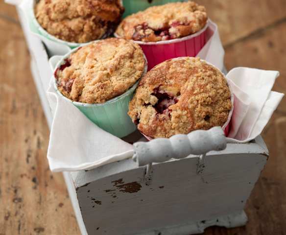 Blackberry Muffins with Cardamom Crunch Topping