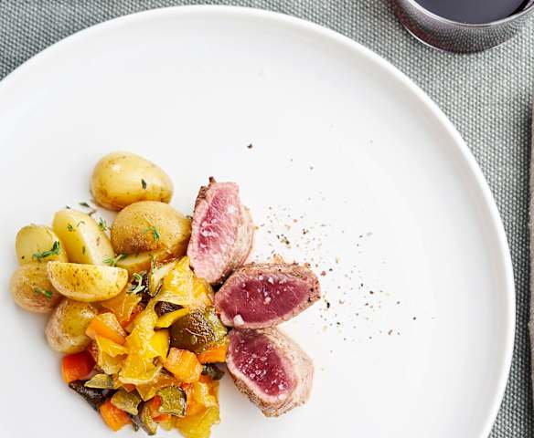 Lombo de borrego com chutney de legumes e batata corada