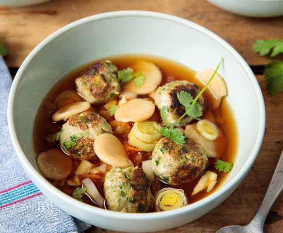 Boulettes de porc aux herbes, bouillon parfumé aux dumplings