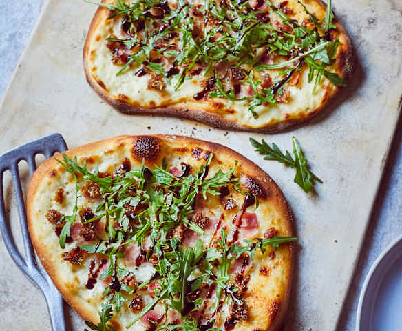 Pizza flambeada con dátiles y beicon Pizza flambeada con dátiles y beicon
