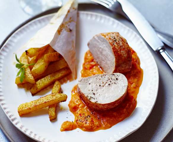Schweine-Medaillons mit Kohlrabi-Pommes und Paprikasauce