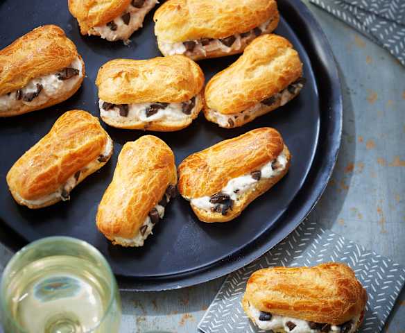 Mini-éclairs aux chèvre, sardines et olives