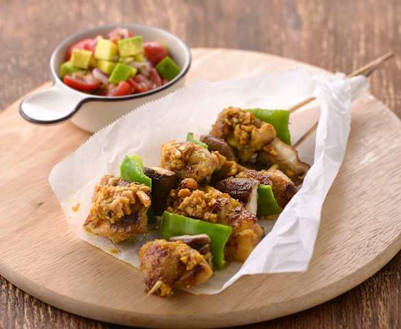 花生咖哩雞肉沙嗲佐番茄酪梨莎莎醬