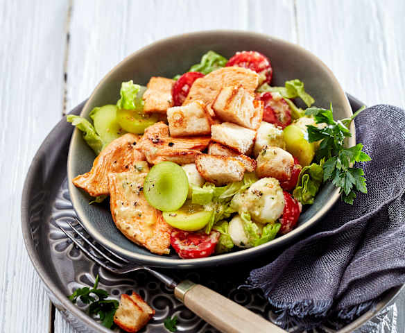 Panzanella cu renglote și mozzarella Panzanella cu renglote și mozzarella