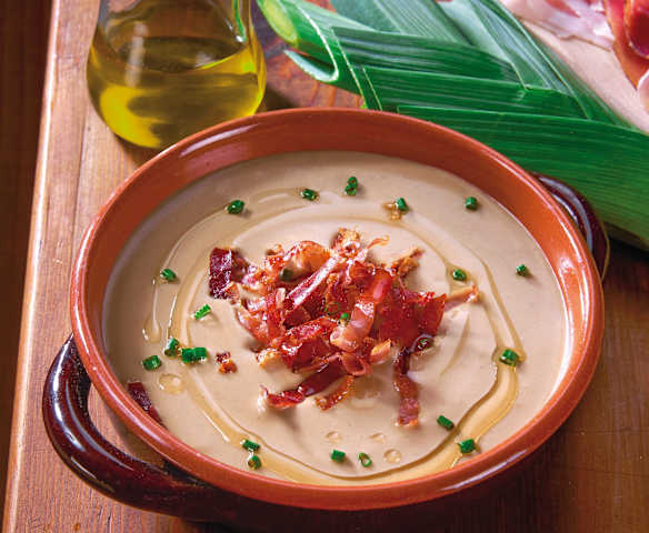 Vellutata di porri e patate con speck croccante