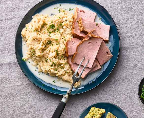 Brezelknödel mit Rahmsauerkraut und Leberkäse