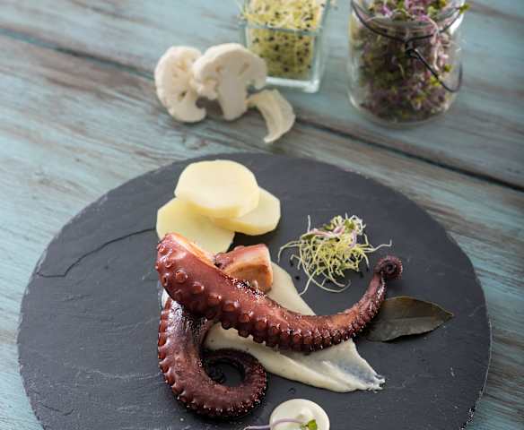 Pulpo a la parrilla con puré y mayonesa de wasabi