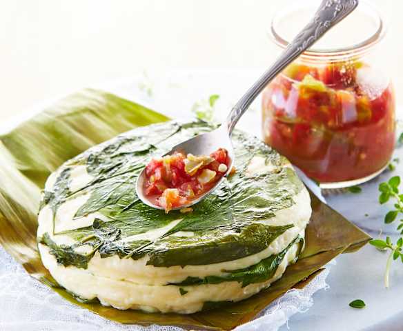 Queso panela en salsa roja con nopales