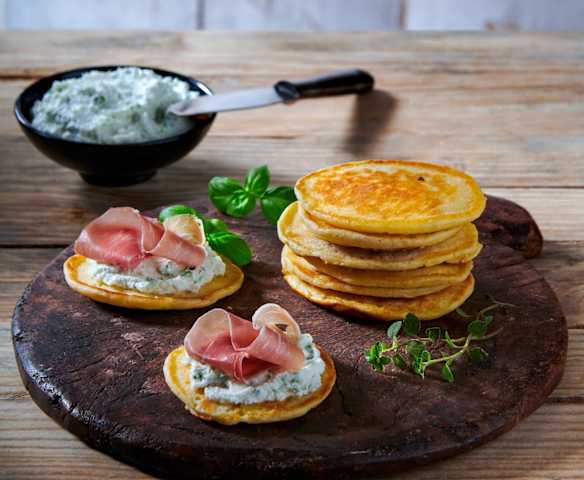 Blinis alle erbe aromatiche e caprino