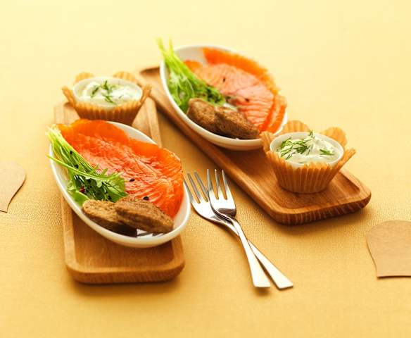 Entrée : saumon en gravelax et blinis au sarrasin